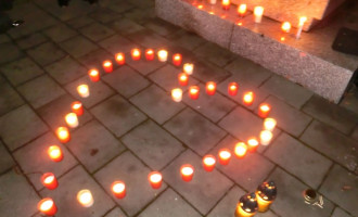Průvod uctil památku Václava Havla. Se svíčkami šli mladí i staří