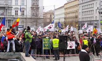 V Brně lidé demonstrovali proti islámu. O kousek dál pak i proti netoleranci