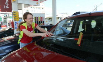 Skauti na brněnských benzínkách umývají autům okna. Bojují tak proti leukémii