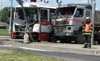 V Brně se srazil autobus s náklaďákem. Zranilo se jedenáct lidí