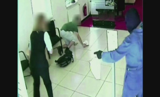 Policisté pátrají po muži, který v Brně přepadl banku. Zachytila ho kamera