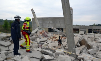 Psovodi hledali uvězněné lidi ve zřícené továrně. Skládali mezinárodní zkoušky