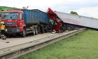 Dálnici D1 blokovala nehoda čtyř kamionů. Dva řidiči srážku nepřežili