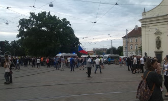 Moravské náměstí se v pátek třáslo. Demonstrovali na něm pro i proti uprchlíkům