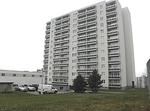 V bytovém domě v Žabovřeskách rušil obyvatele nezvaný podomní prodejce.