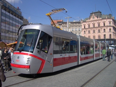 Tramvaje 13 T jsou nízkopodlažní. Přezdívá se jim Porsche. 