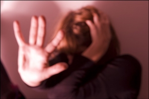 Oběťmi domácího násilí jsou muži i ženy.