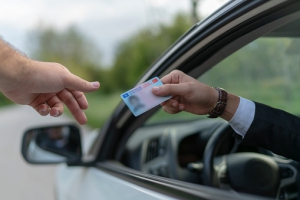 Občanky propadlé v době nouzového stavu neplatí, platnost řidičáků se prodloužila