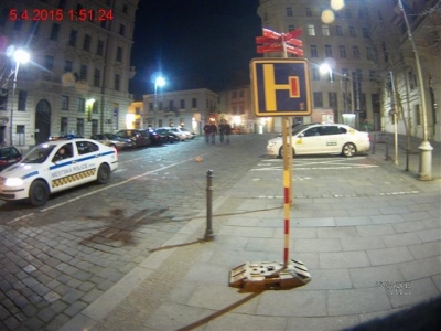 Mladík se rozhodl odnést si ze Šilingrova náměstí dopravní značku.