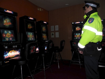 Strážníci kontrolují, zda herny splňují novou vyhlášku a oddělují například od 7 do 14 hodin výherní automaty od dalších místností.