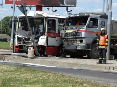 Při nehodě linkového autobusu s nákladním vozem bylo zraněno celkem 11 lidí.