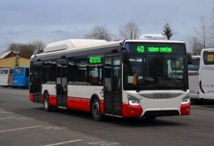 Nové nízkopodlažní autobusy jezdí na zemní plyn. 