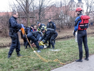 Vyčerpaného muže ze Svitavy vytáhli policisté.