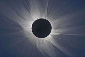 Sluneční koróna ze zatmění Slunce 2015. Fotky uveřejnila i NASA.