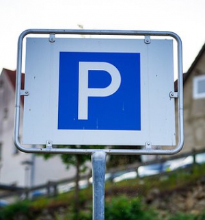 Rezidentní parkování: Informace o změnách najdou lidé ve schránkách i v mobilním informačním centru