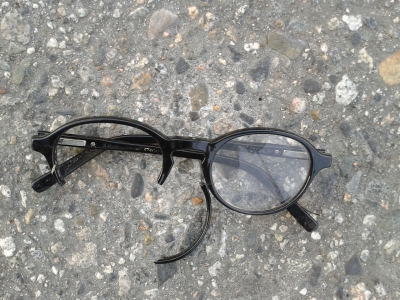 Jeden z mladíků skončil po rvačce s rozbitými brýlemi.