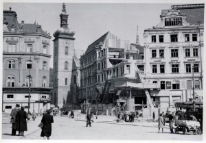 Poničené náměstí Svobody po leteckém útoku USA dne 20.11.1944.