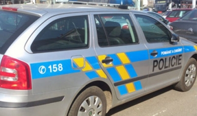 Policejní hlídka pronásledovala v noci rychle jedoucí auto Kia.