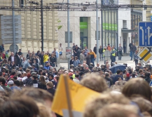 Prvomájový pochod Dělnické mládeže blokovali aktivisté. Měli obrovskou převahu